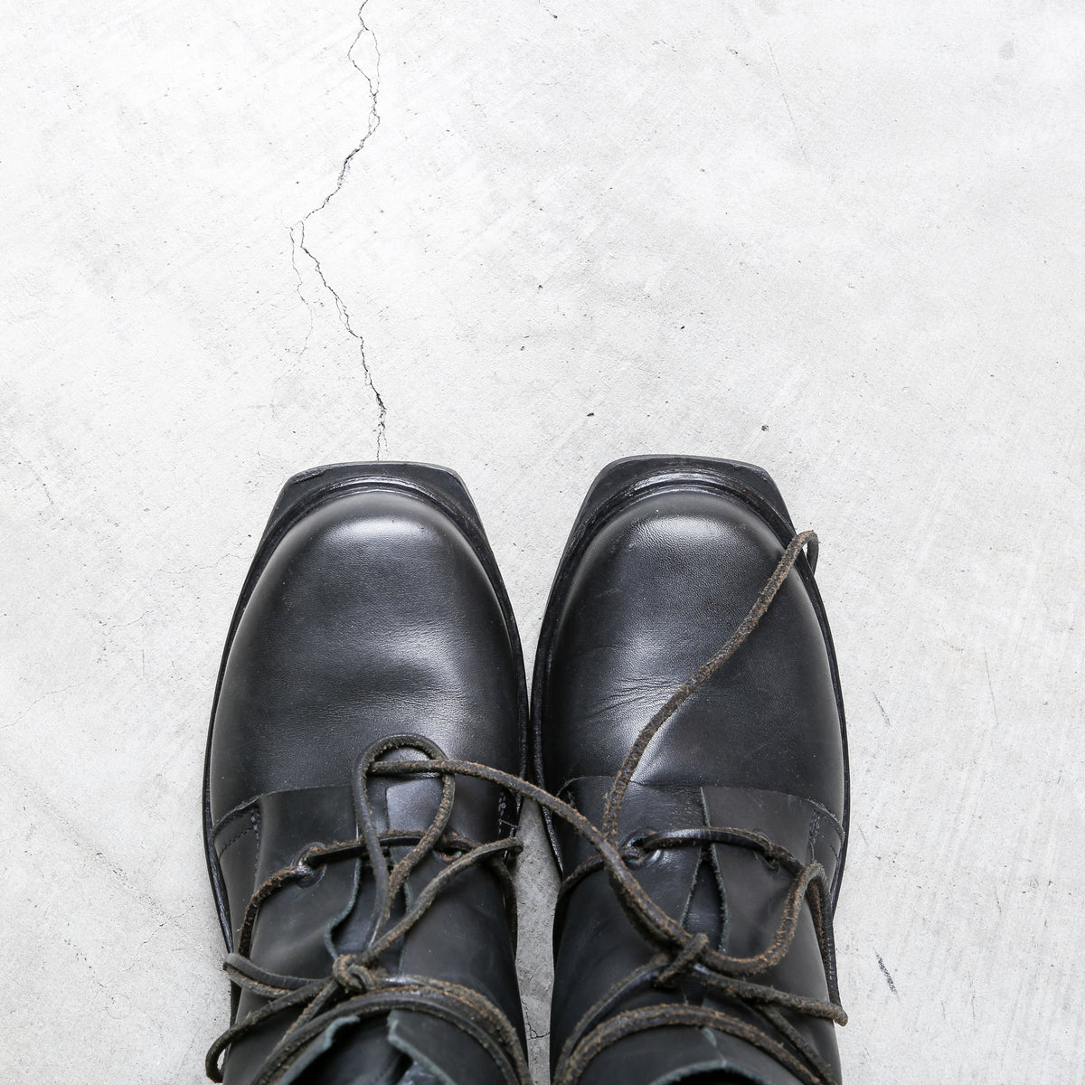 DIRK BIKKEMBERGS チャッカブーツ Dirk Bikkembergs black boots with flap and laces through the