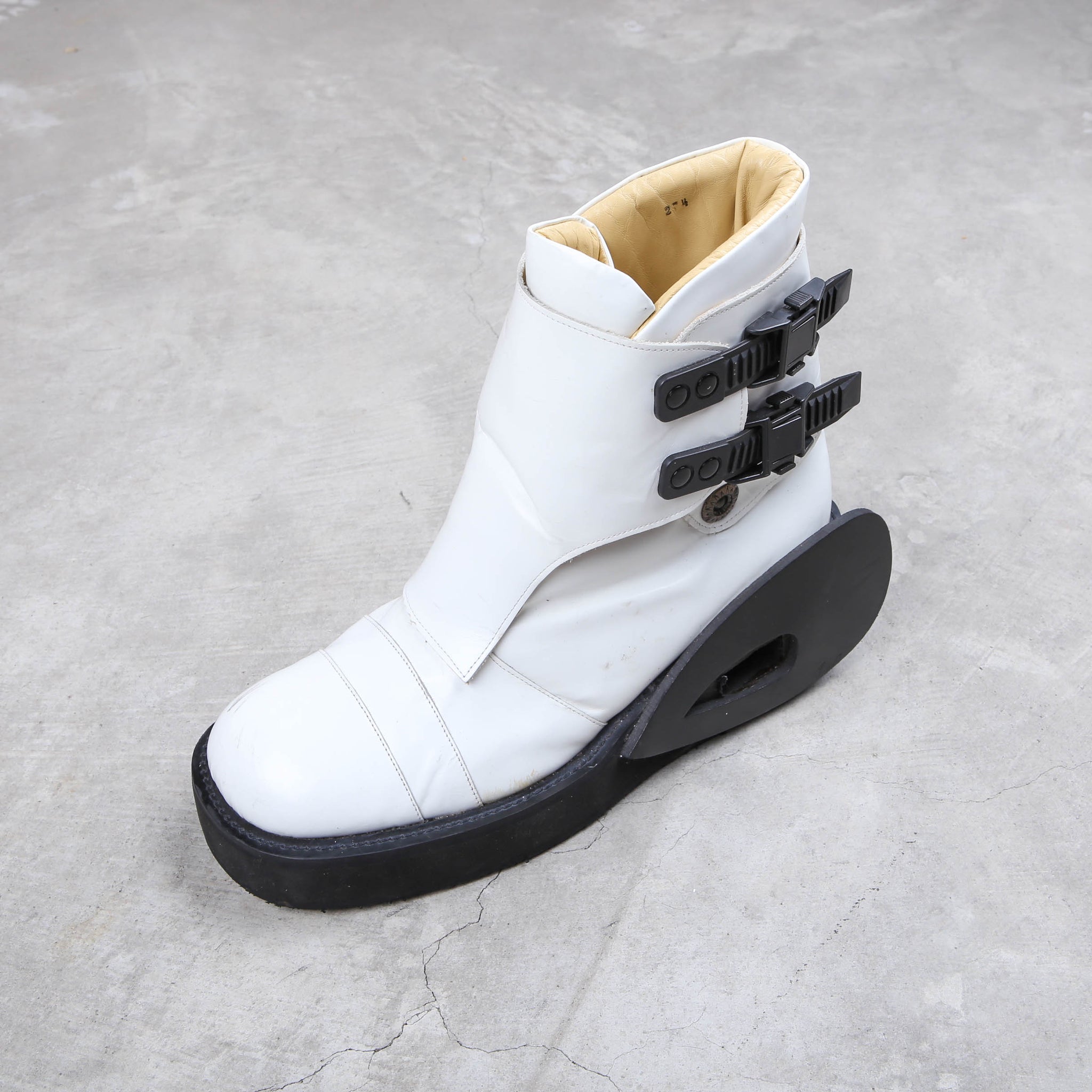 20471120 White Ski Boots SS/99 – akaibu.co